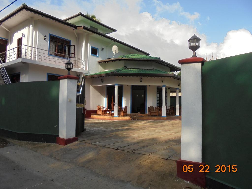 The Hotel Paradise Katunayaka Buitenkant foto