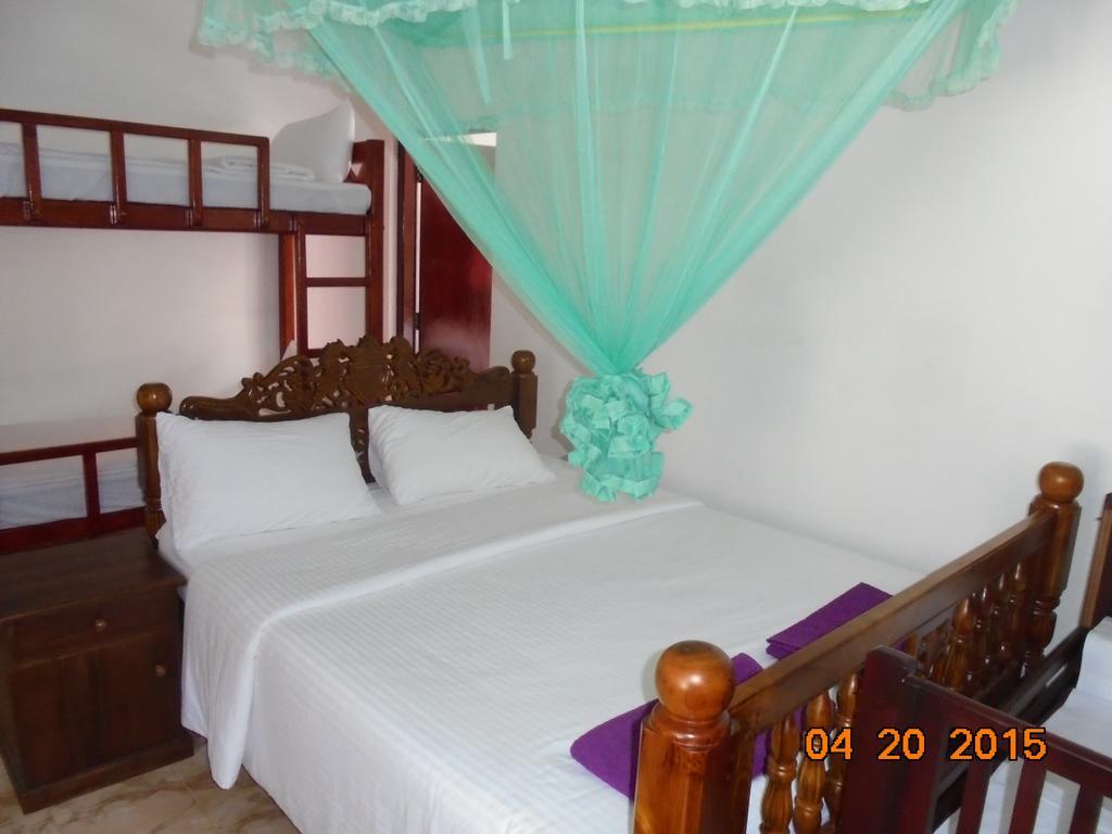 The Hotel Paradise Katunayaka Buitenkant foto