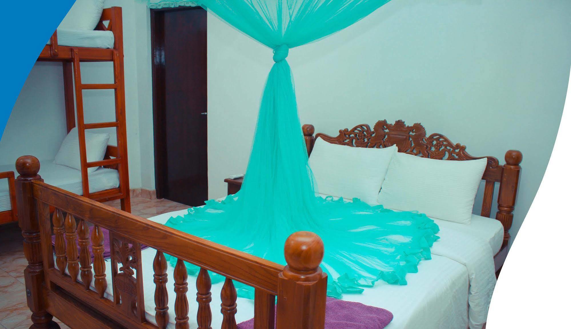 The Hotel Paradise Katunayaka Buitenkant foto